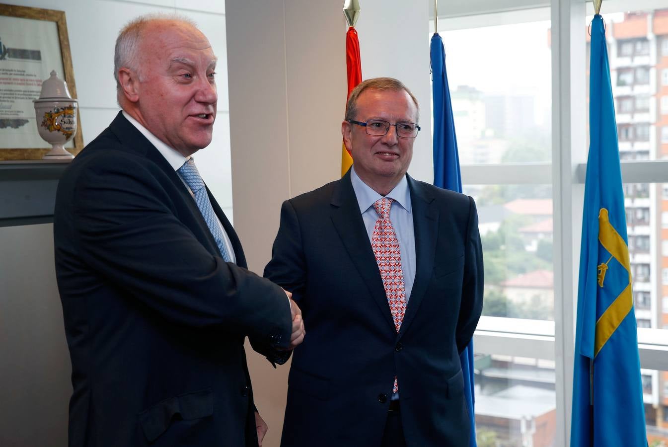 Francisco del Busto saluda a Faustino Blanco en el traspaso de poderes de Sanidad.