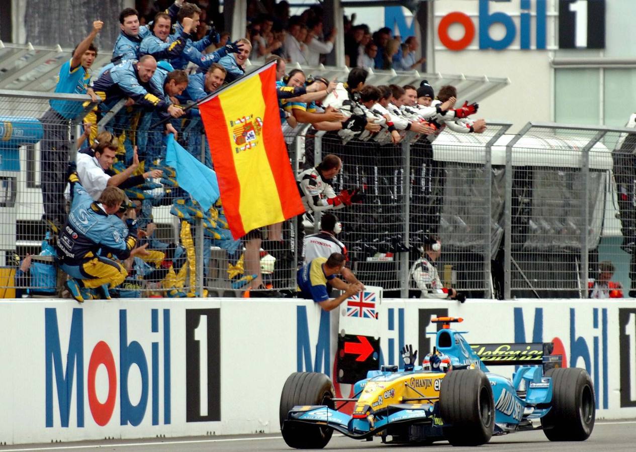 Alonso celebra una victoria en un gran premio.