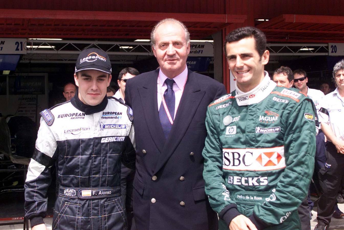 Alonso posa con el Rey Juan Carlos y el piloto Pedro Martínez de la Rosa.