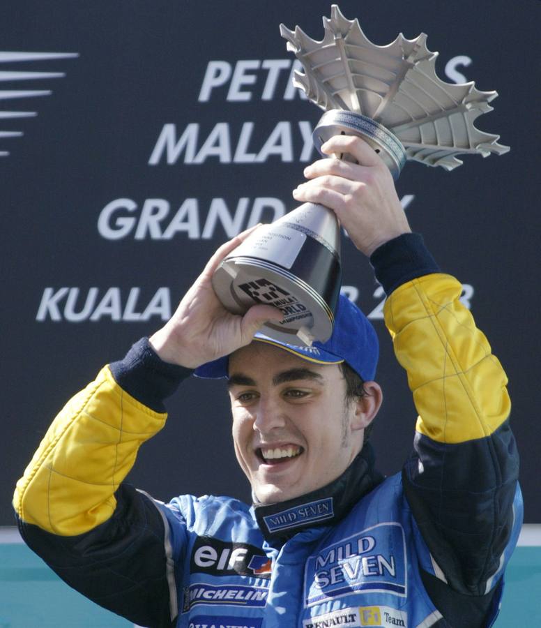 Alonso celebra una victoria con Renault, equipo en el que ganó sus dos mundiales.