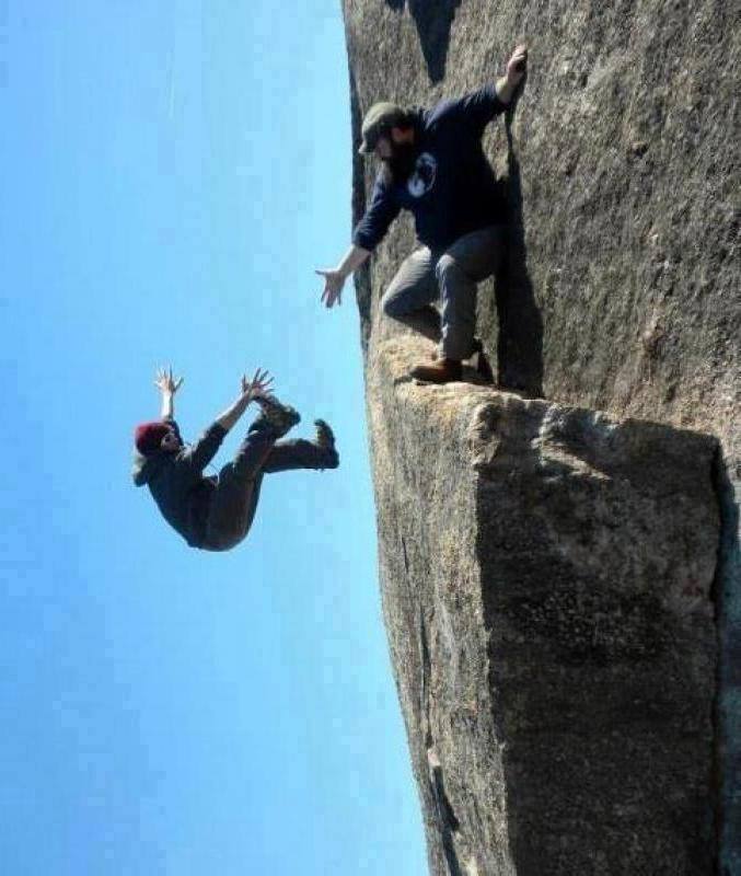 Caída libre. Cambiar la posición de una imagen puede engañar. En esta fotografía parece que el chico de la izquierda va a caerse al vacío