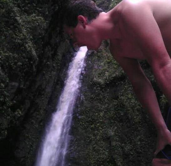 Boca-cascada. La cabeza de este joven tapa el fina lde la cascada y da la sensación de que el agua sale de su boca