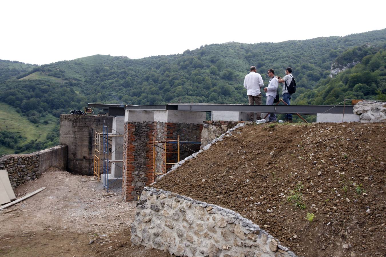 Riosa construye un mirador sobre las antiguas tolvas de las minas de Texeo
