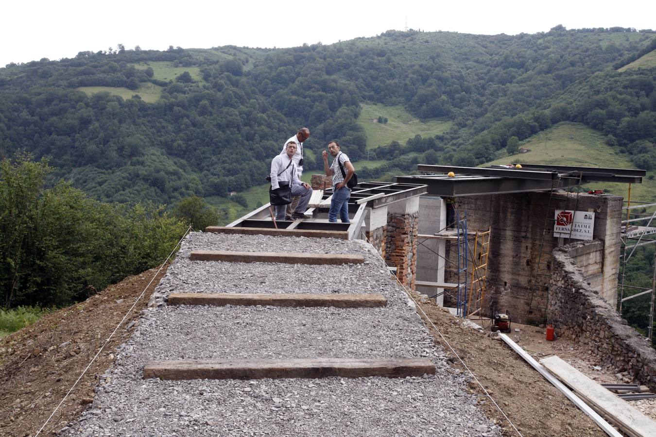 Riosa construye un mirador sobre las antiguas tolvas de las minas de Texeo