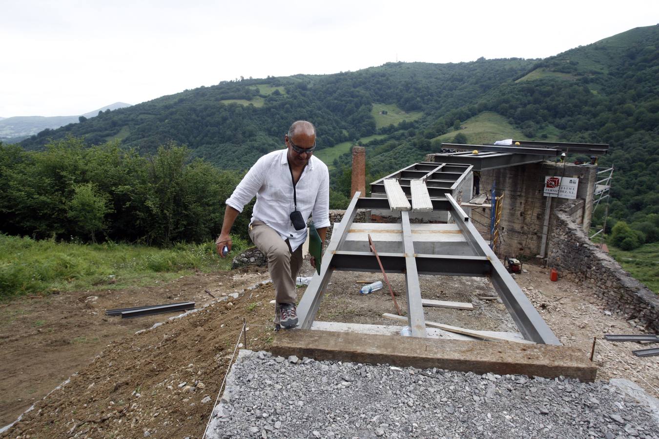 Riosa construye un mirador sobre las antiguas tolvas de las minas de Texeo