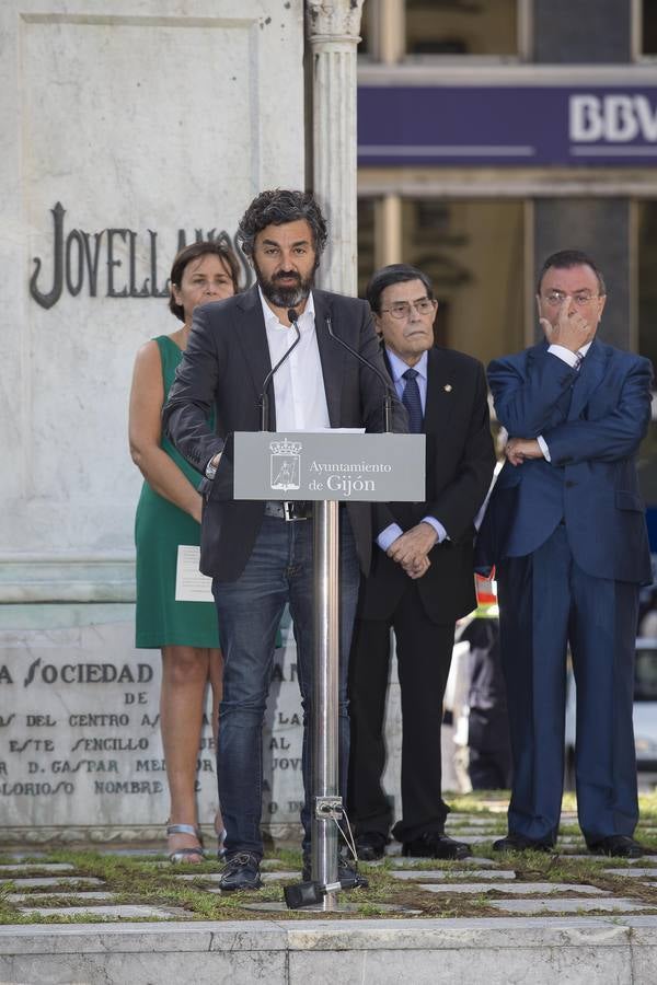 Ofrenda floral a Jovellanos en Gijón
