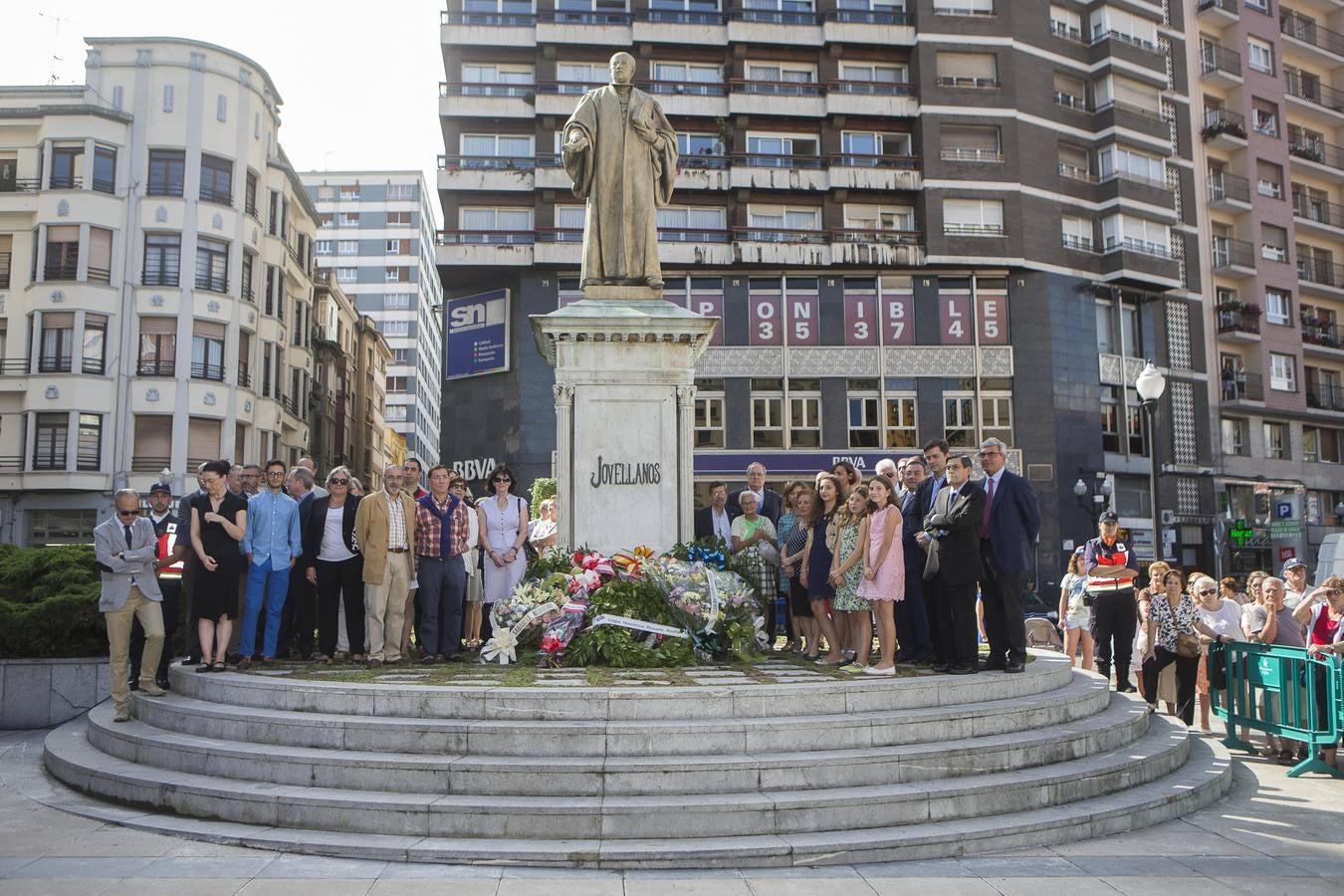 Ofrenda floral a Jovellanos en Gijón