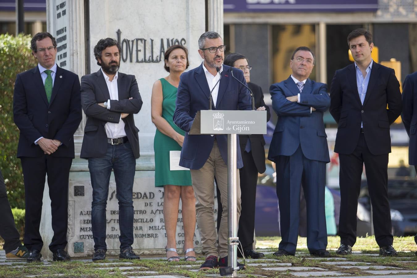 Ofrenda floral a Jovellanos en Gijón