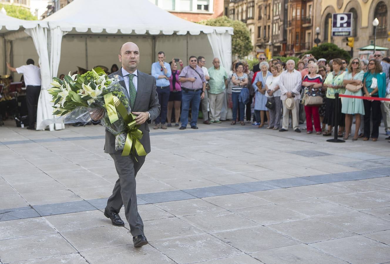 Ofrenda floral a Jovellanos en Gijón