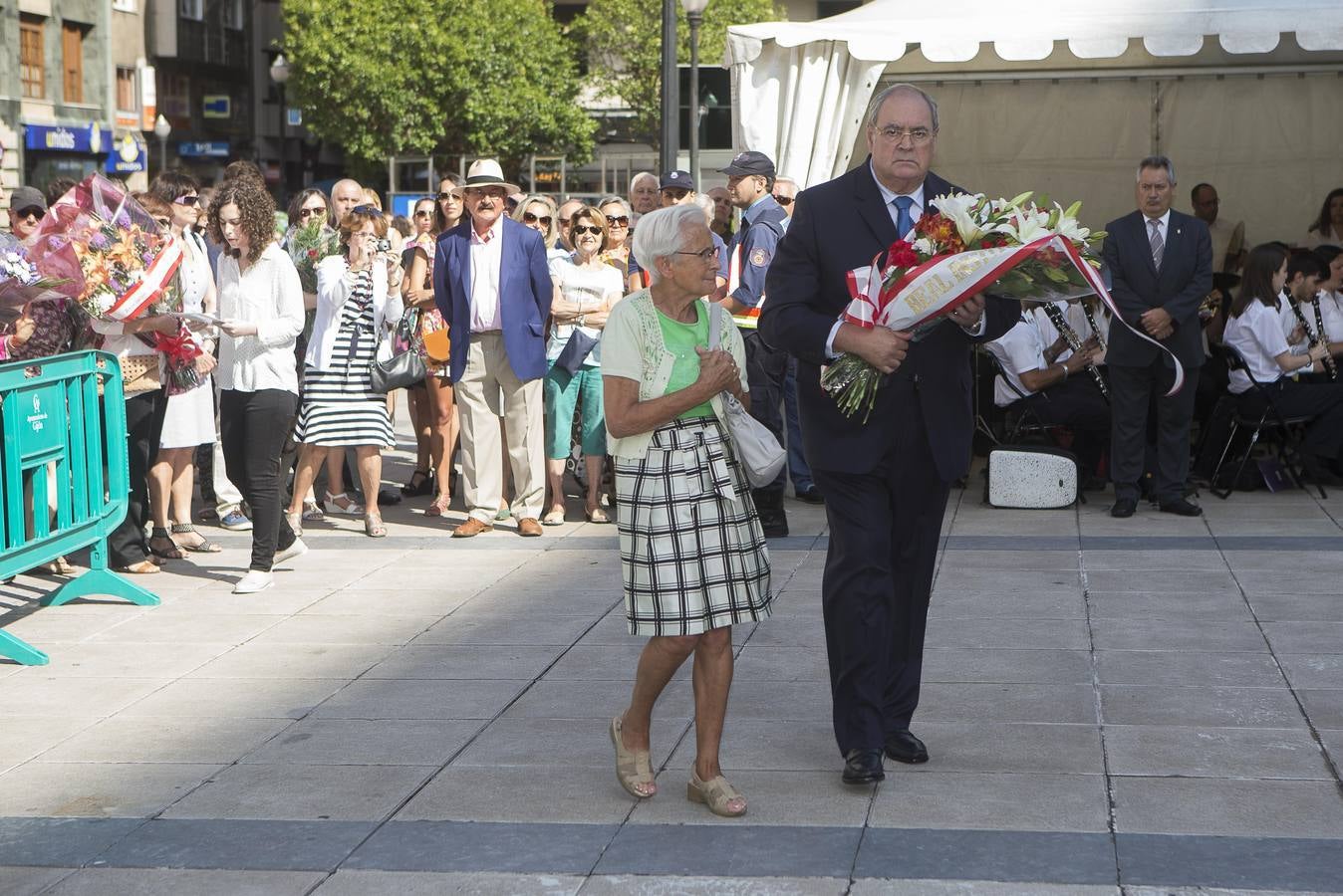 Ofrenda floral a Jovellanos en Gijón