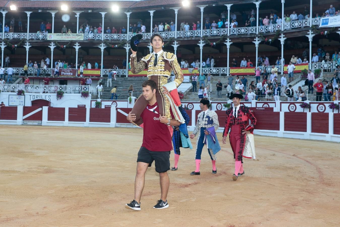 Triunfan Morante, Castella y Manzanares en la segunda corrida de feria