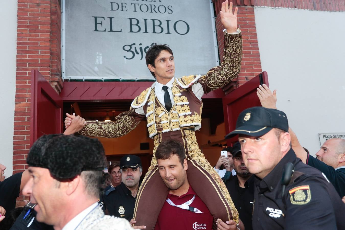 Triunfan Morante, Castella y Manzanares en la segunda corrida de feria