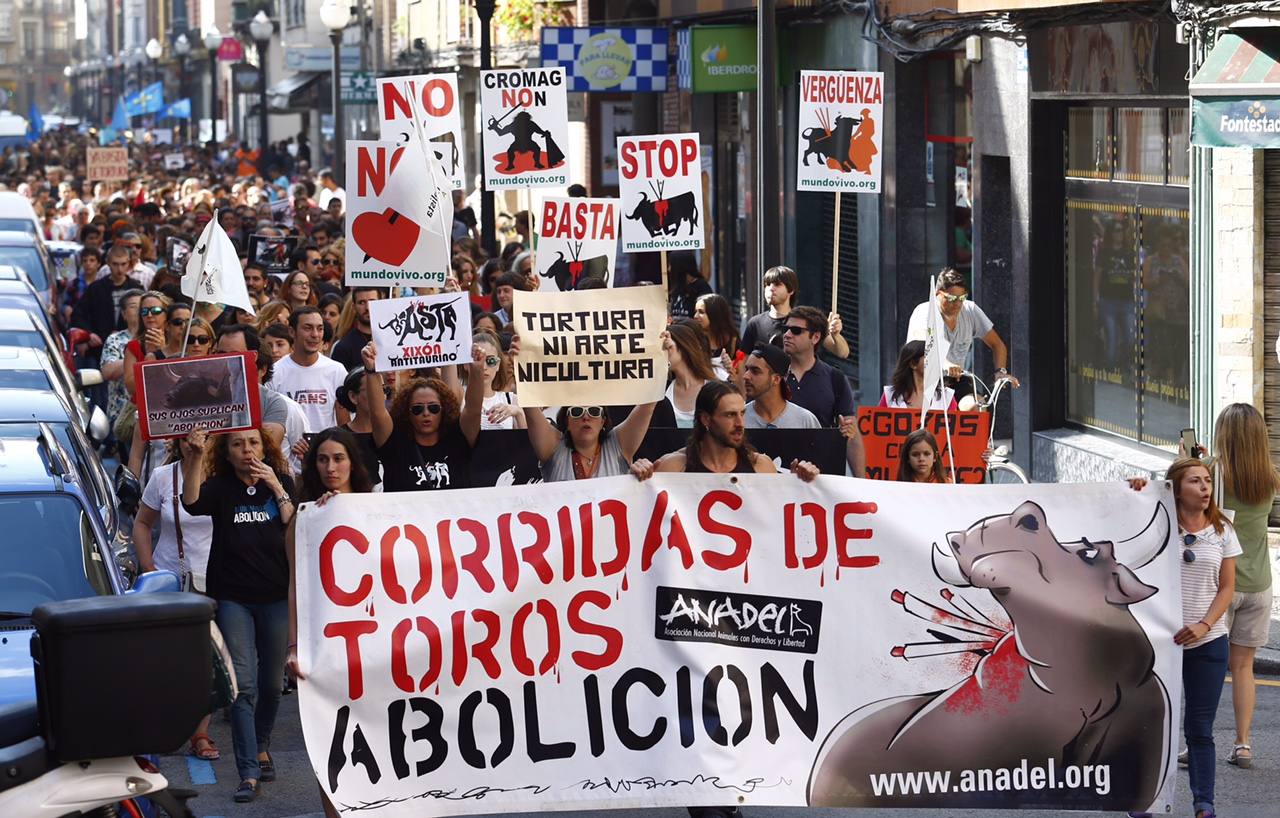 Manifestación antitaurina por las calles de Gijón