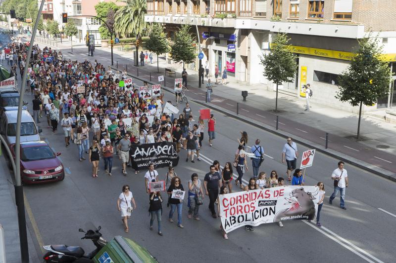Manifestación antitaurina por las calles de Gijón