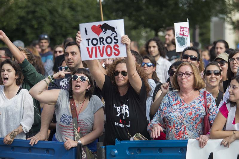 Manifestación antitaurina por las calles de Gijón