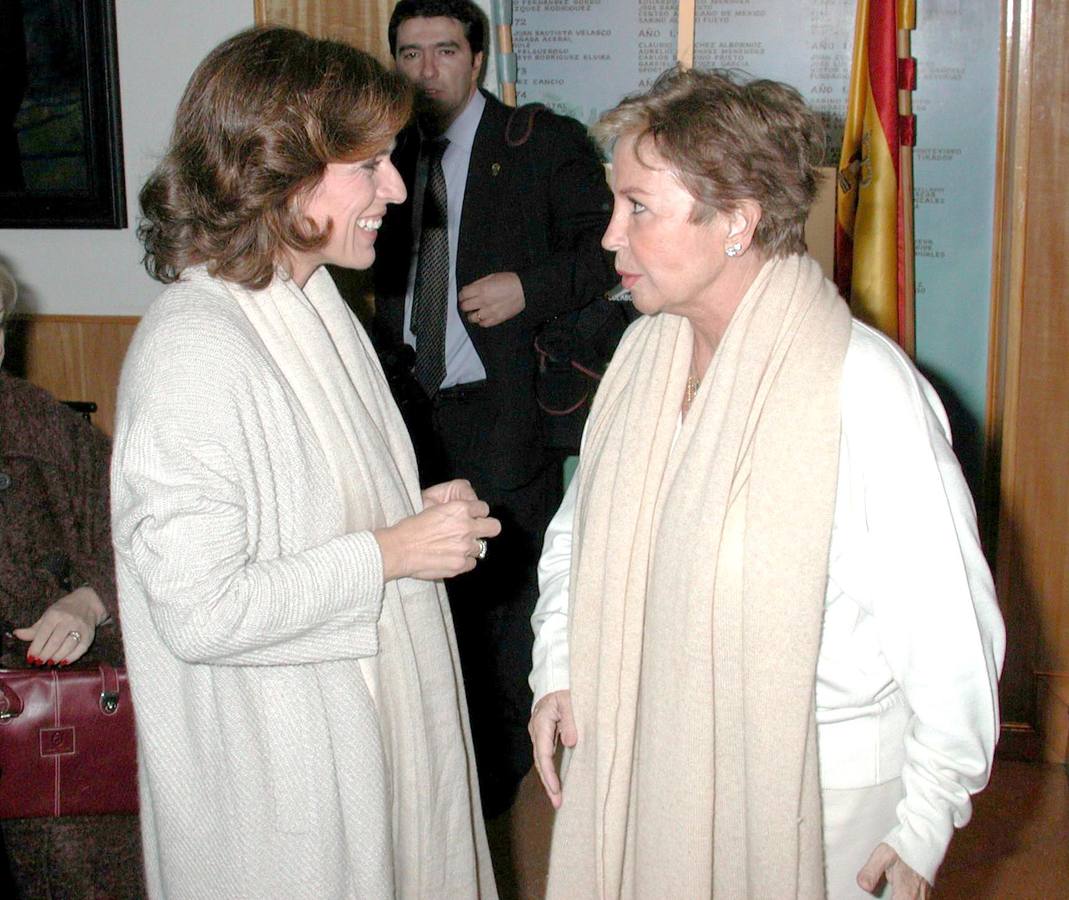 Ana Botella y Lina Morgan en la presentación de una campaña de recogida de regalos para las personas mayores necesitadas organizada por la asociación Edad Dorada Mensajeros de la Paz