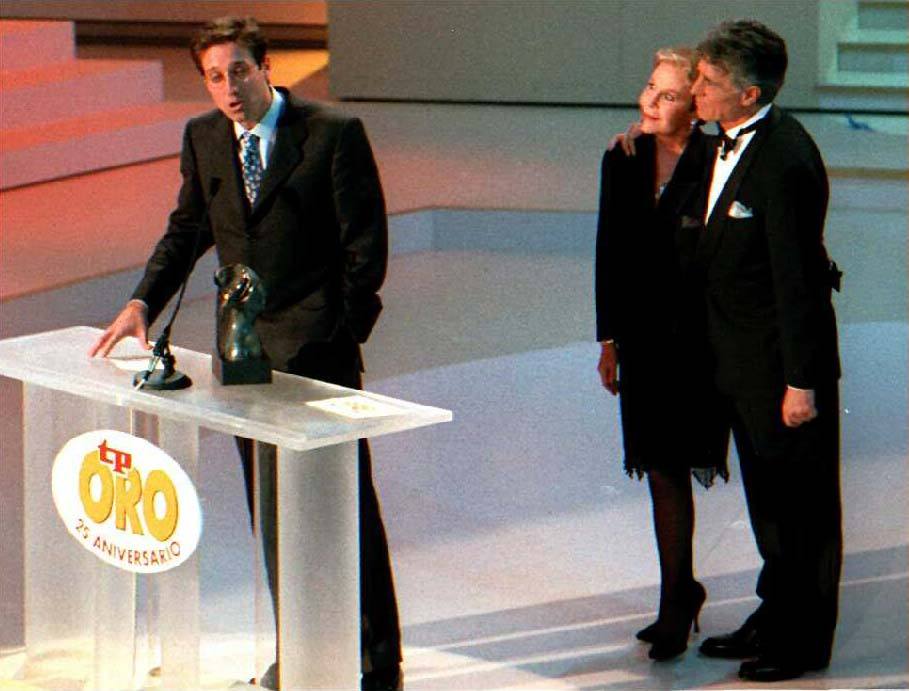 Lina Morgan y Jesús Hermida escuchan a Emilio Aragón durante la entrega de Premios TP de Oro, en 1998.