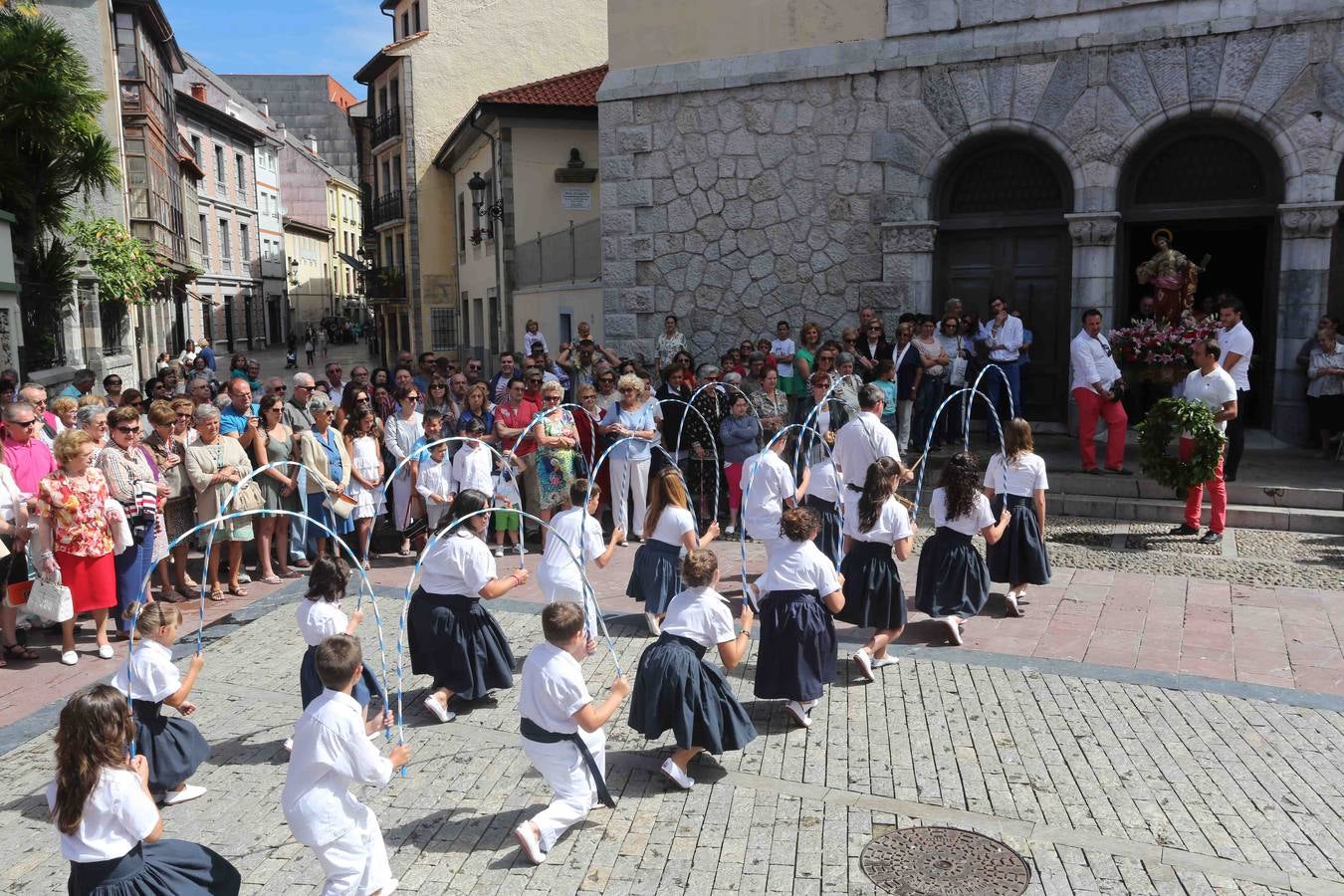 Multitudinaria procesión marinera en Ribadesella