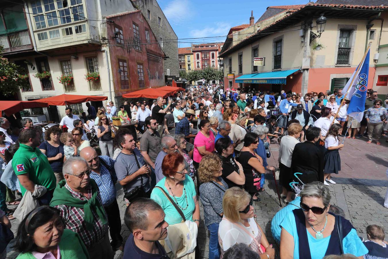 Multitudinaria procesión marinera en Ribadesella