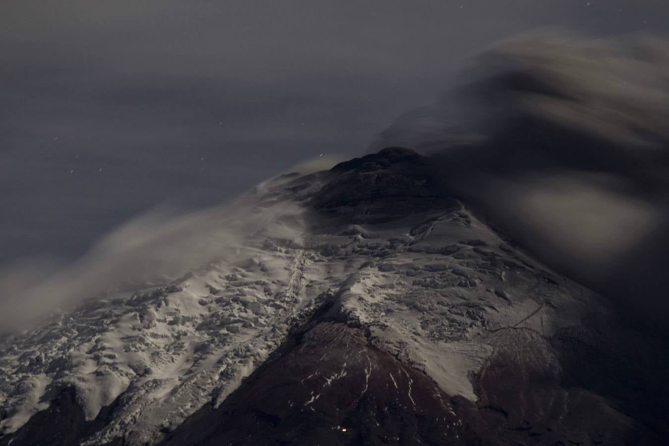 Vista general desde Quito (Ecuador) del volcán Cotopaxi desde Quito (Ecuador) que expulsó ceniza que ha caído en algunos poblados cercanos al coloso