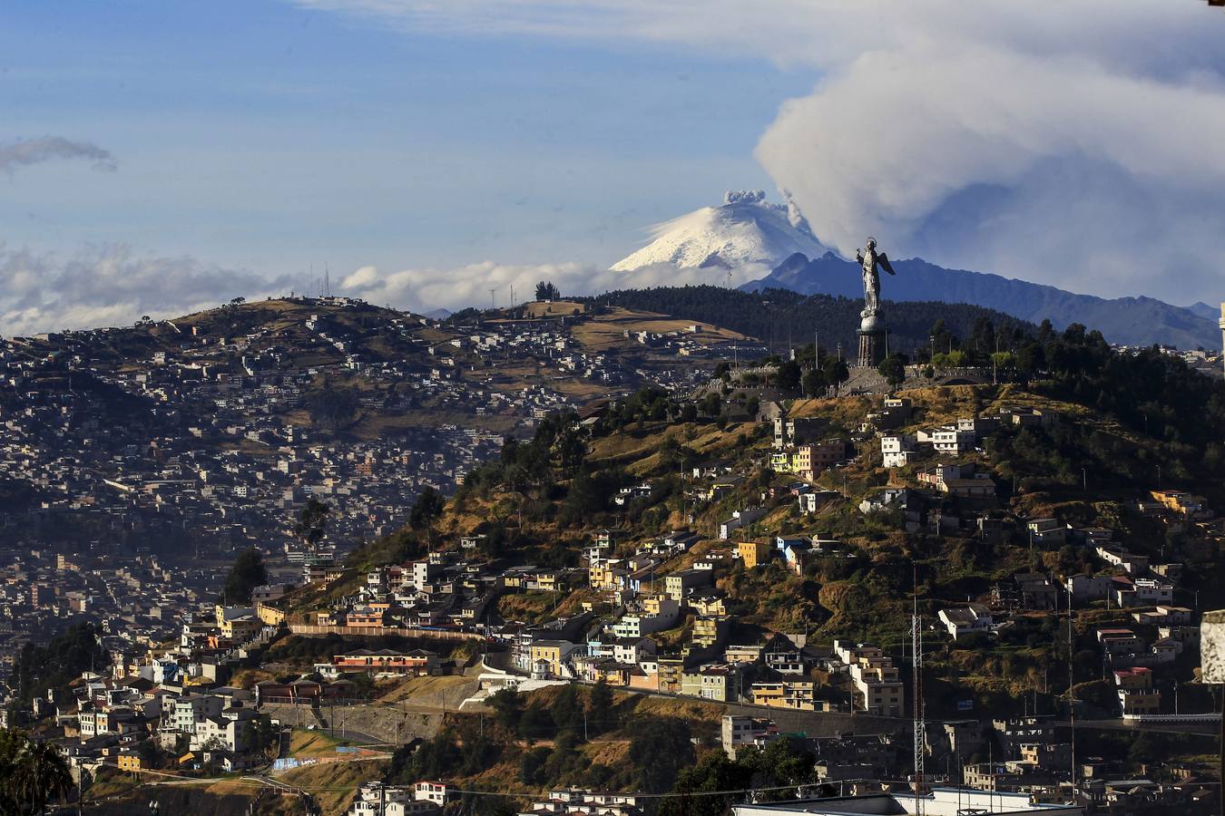 Vista general desde Quito (Ecuador) del volcán Cotopaxi desde Quito (Ecuador) que expulsó ceniza que ha caído en algunos poblados cercanos al coloso