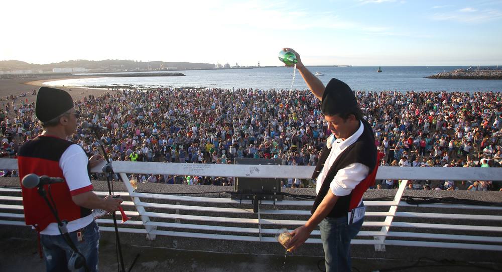 Gijón vuelve a batir el récord de escanciado simultáneo