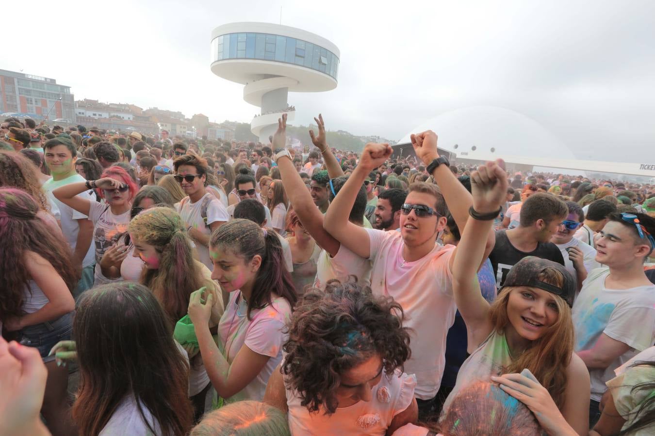 La Holy Party llena de color el Centro Niemeyer de Avilés