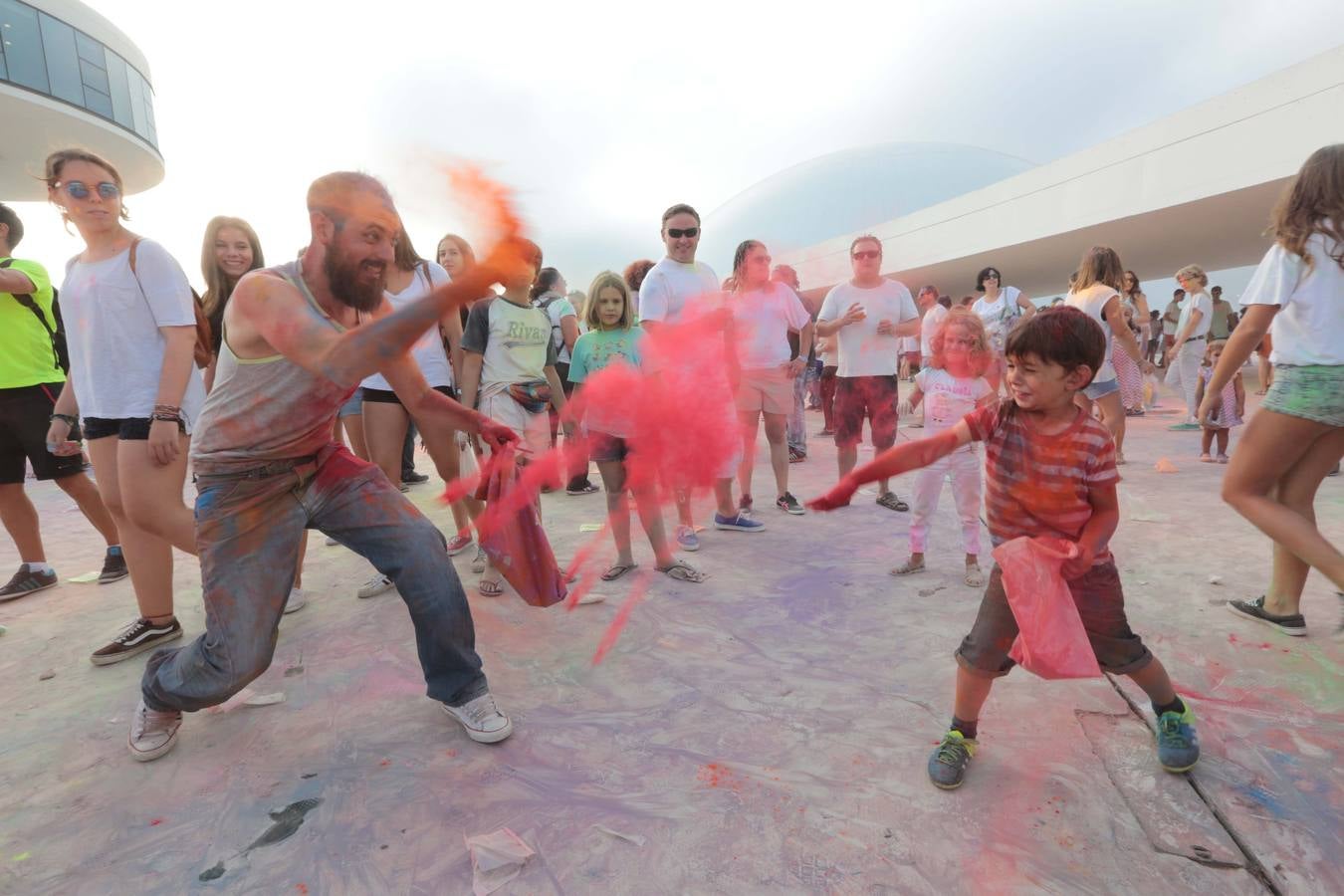 La Holy Party llena de color el Centro Niemeyer de Avilés