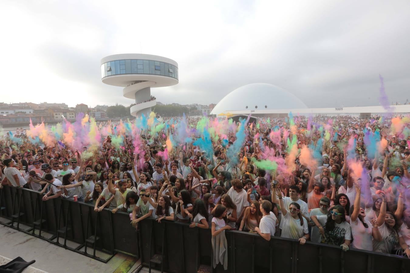 La Holy Party llena de color el Centro Niemeyer de Avilés