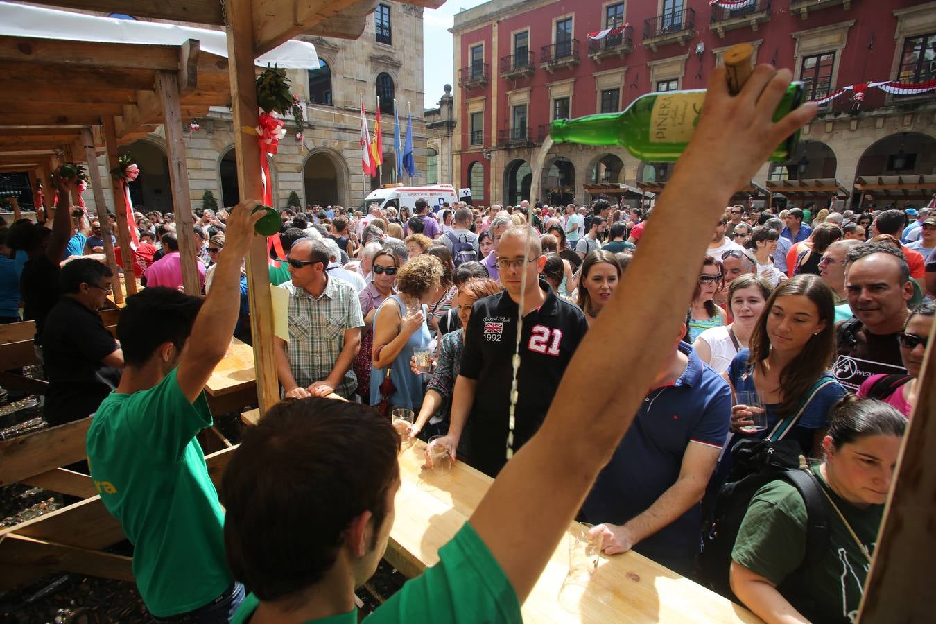 La Fiesta de la Sidra Natural de Gijón cierra entre multitudes