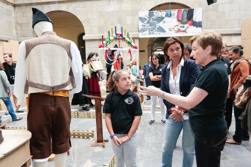 Exposición de trajes regionales en el Antiguo Instituto