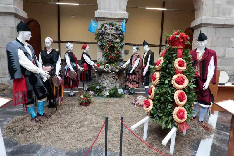 Exposición de trajes regionales en el Antiguo Instituto