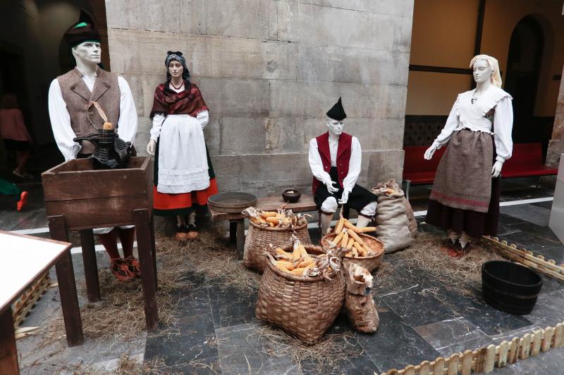 Exposición de trajes regionales en el Antiguo Instituto