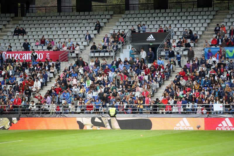 Baño de multitudes de &#039;La Roja&#039; en el Tartiere
