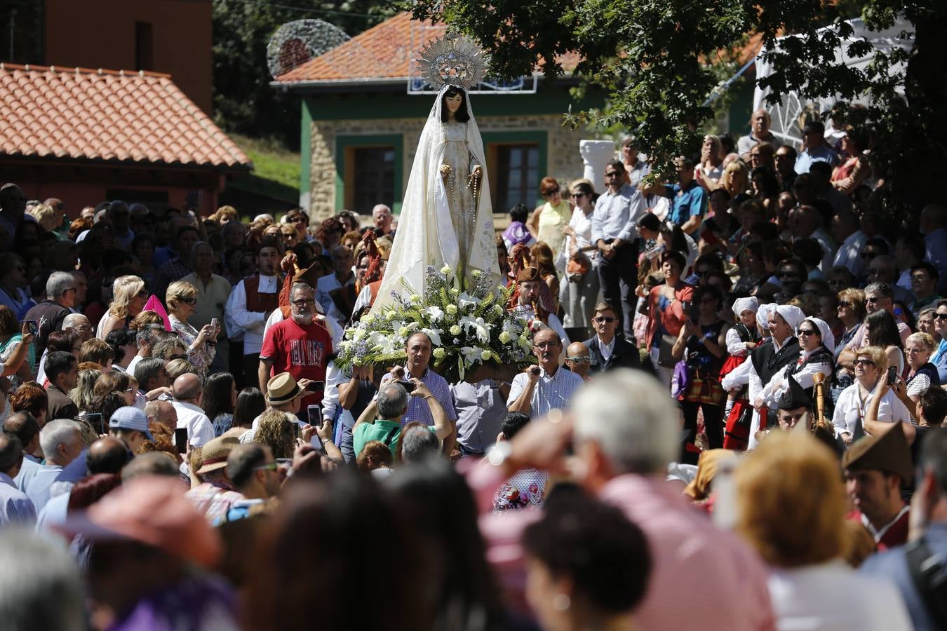 Multitudinaria romería de la Virgen de El Carbayu