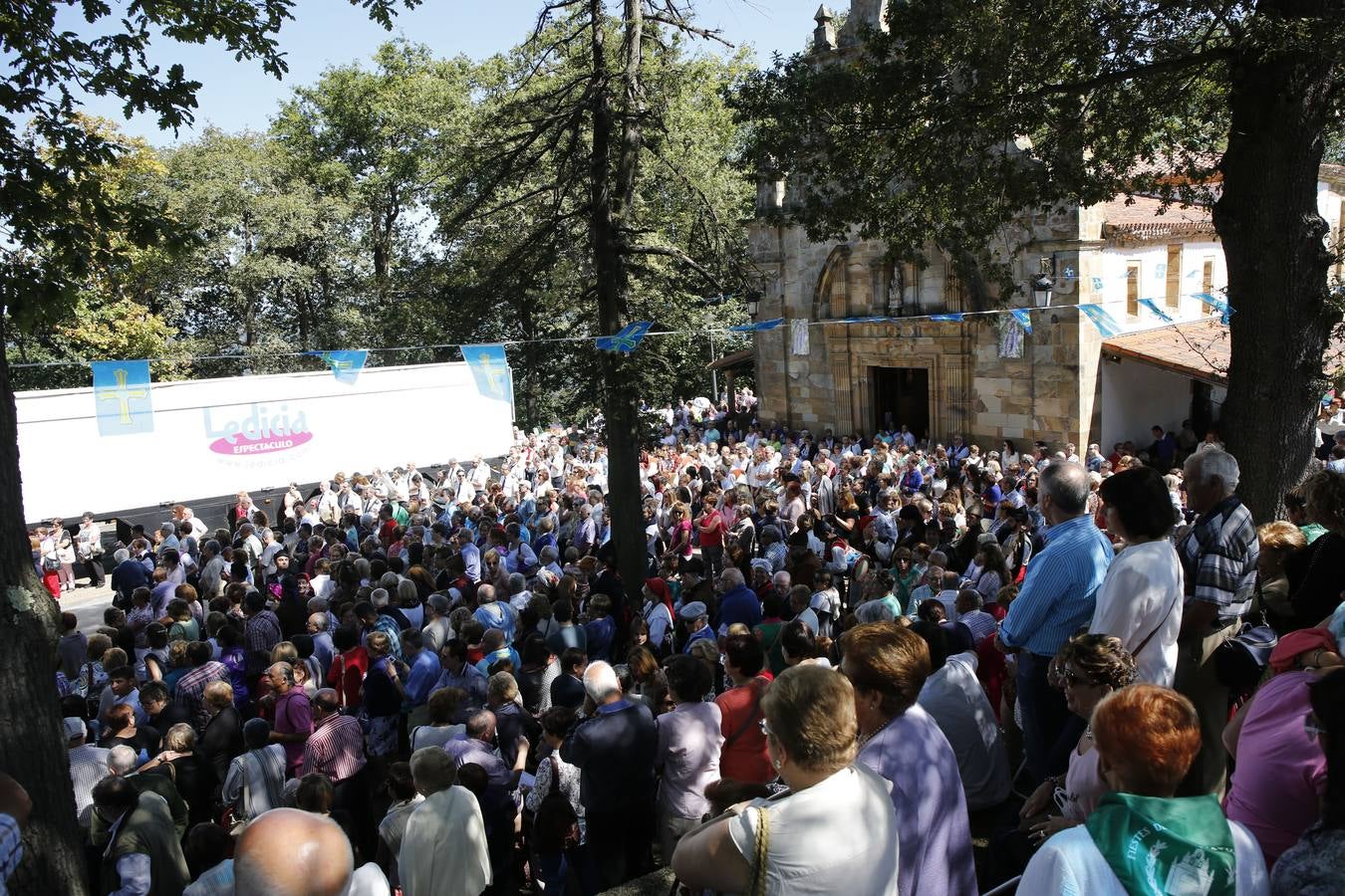 Multitudinaria romería de la Virgen de El Carbayu