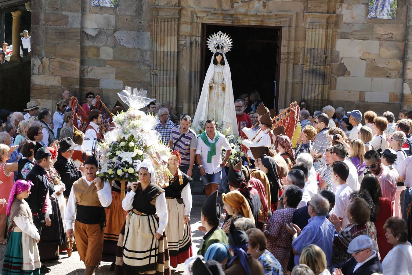 Multitudinaria romería de la Virgen de El Carbayu