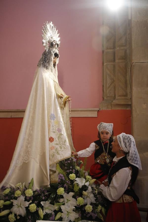 Multitudinaria romería de la Virgen de El Carbayu