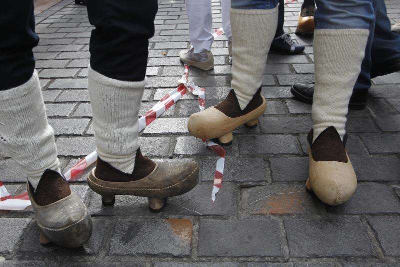Subida en madreñas por la calle de Gascona, en Oviedo