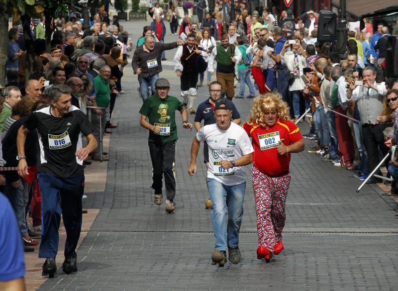 Subida en madreñas por la calle de Gascona, en Oviedo