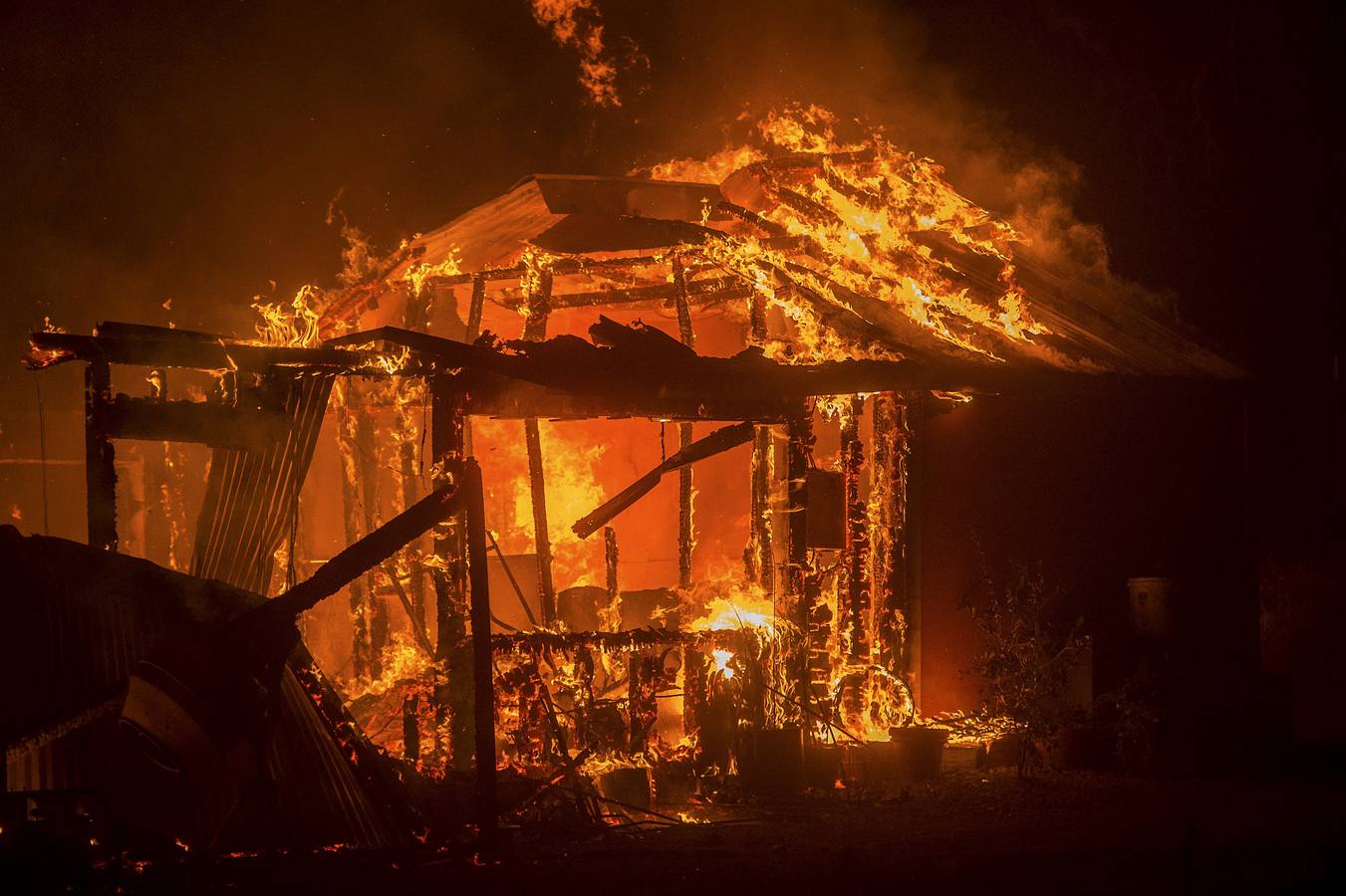 Cientos de casas de California arrasadas por un incendio