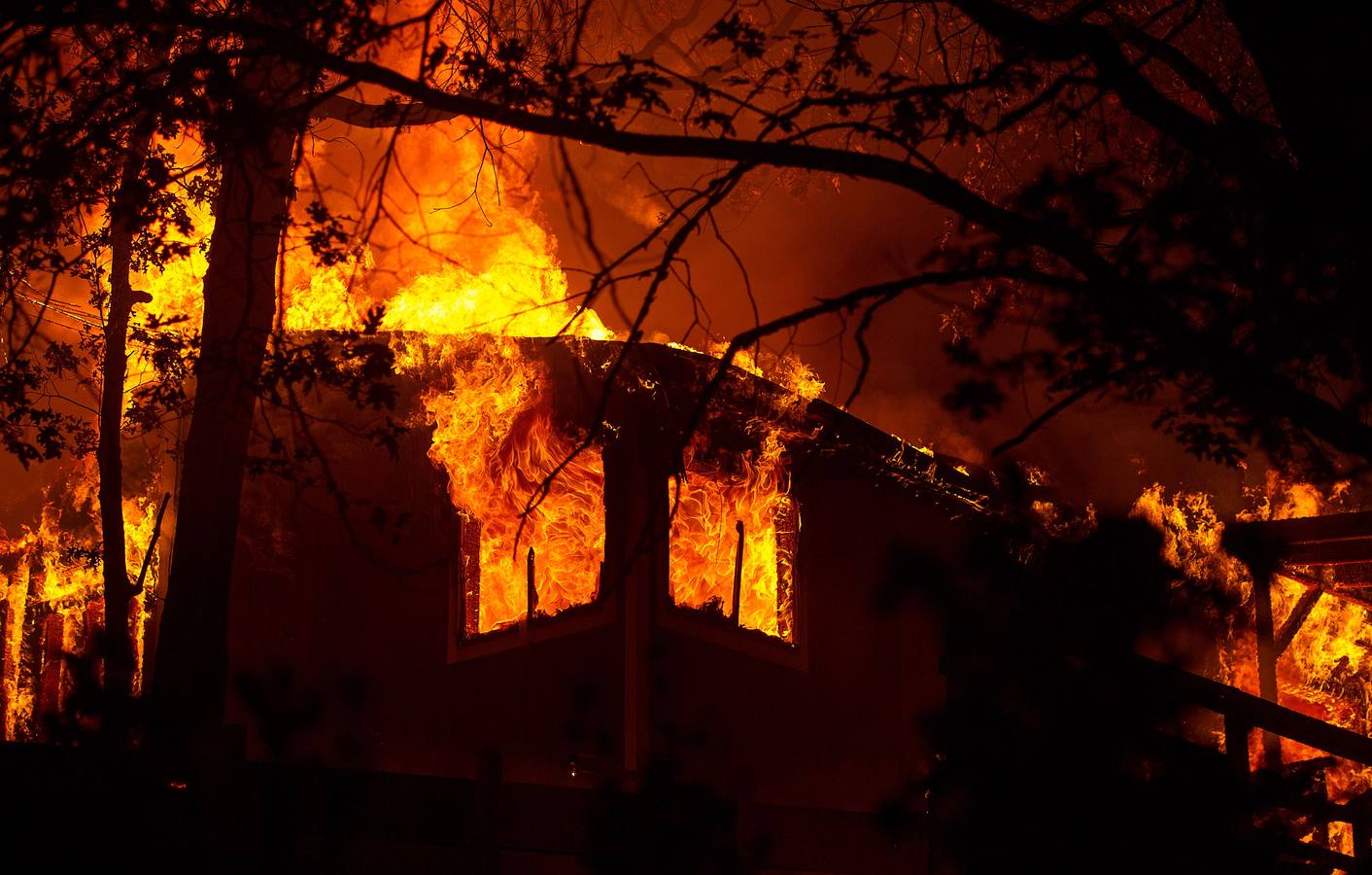 Cientos de casas de California arrasadas por un incendio