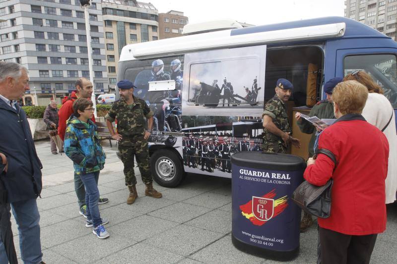 Efectivos de la Guardia Real y público, en la exposición del Náutico, en Gijón.