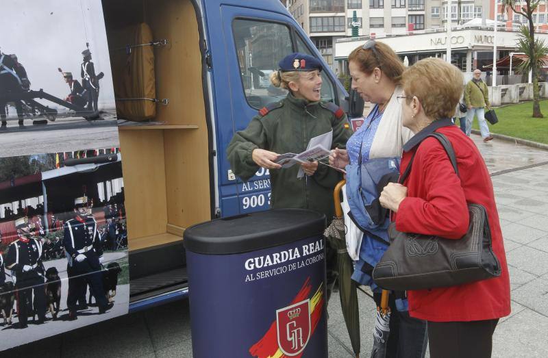 Efectivos de la Guardia Real y público, en la exposición del Náutico, en Gijón.