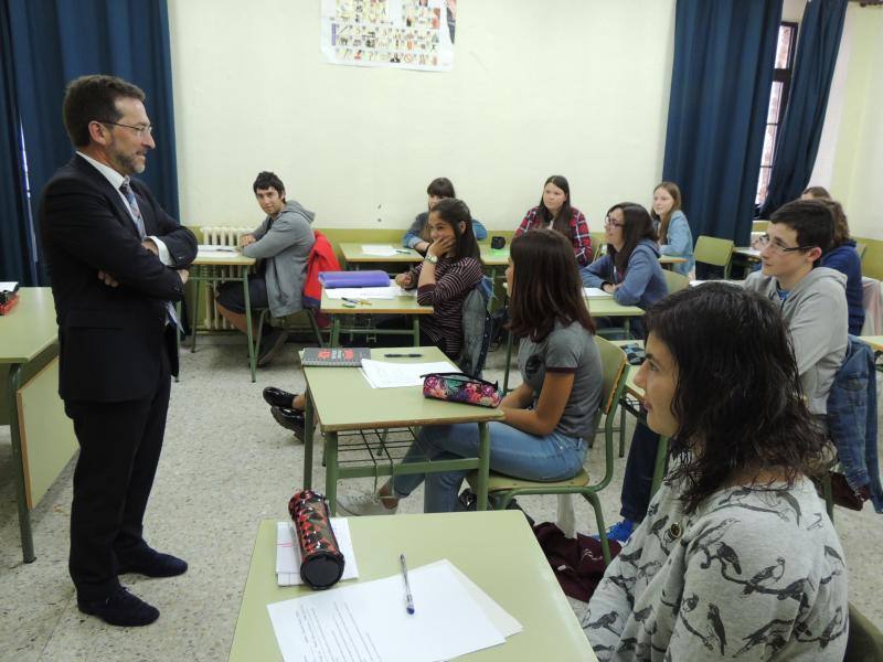 El Instituto de Secundaria de Tapia de Casariego dio hoy comienzo al nuevo curso con la presencia del consejero de Educación, Genaro Alonso.