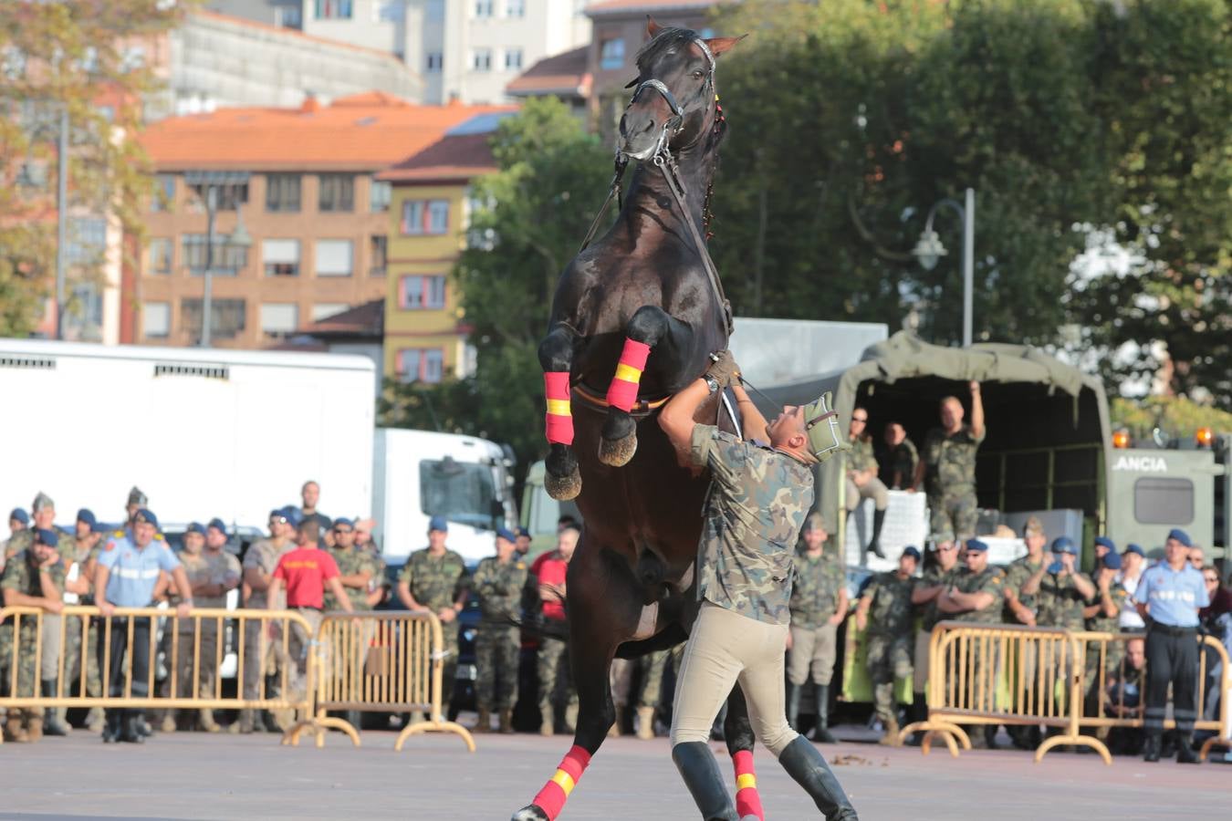 Exhibición de la Guardia Real en Avilés