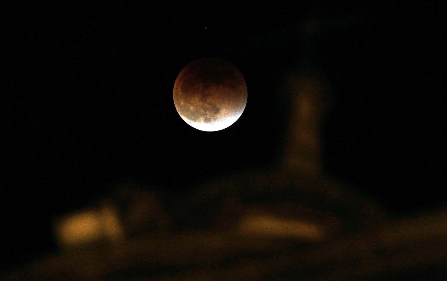 Así vio el mundo la inmensa Luna Roja