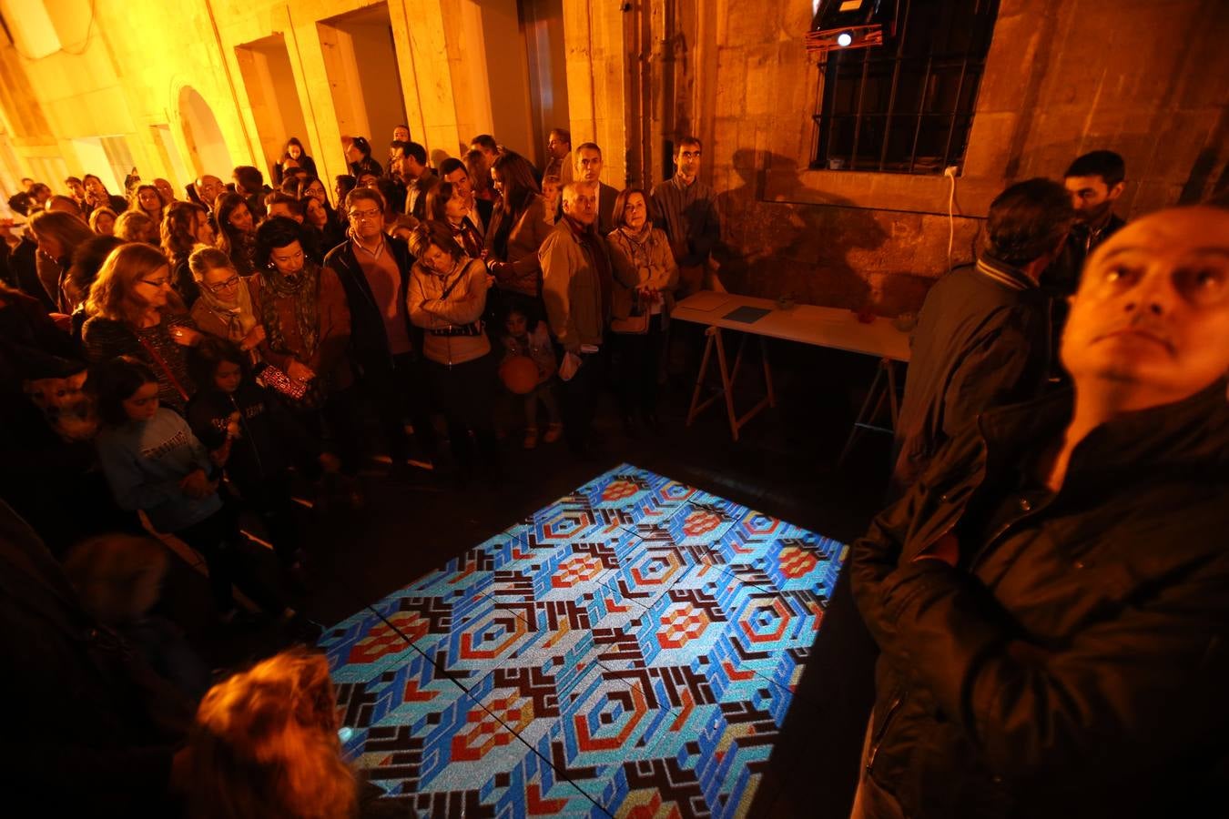 Miles de personas en la noche Blanca de Oviedo