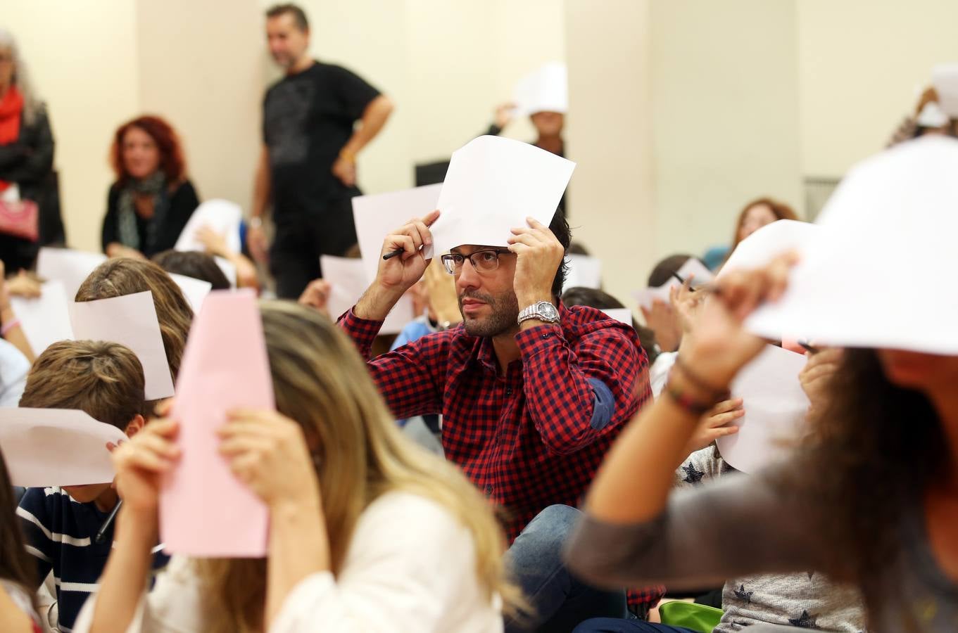 Miles de personas en la noche Blanca de Oviedo