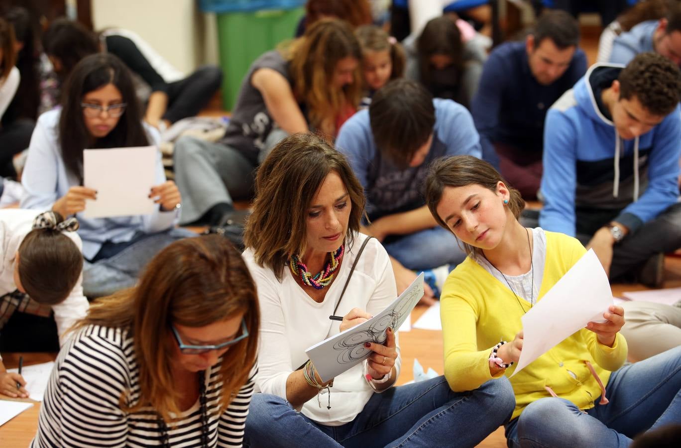 Miles de personas en la noche Blanca de Oviedo